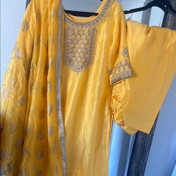 Yellow Embroidered Traditional Outfit Indian suit Salwaar suit - Picture 1 of 4